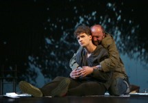 у виставі Дивний випадок із собакою у нічний час 