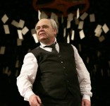 у виставі Тепленьке місце 