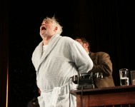 у виставі Фальшива нота 