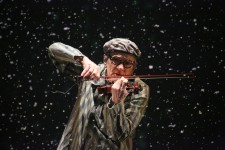 у виставі Фальшива нота 