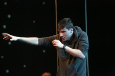 у виставі Дивний випадок із собакою у нічний час 