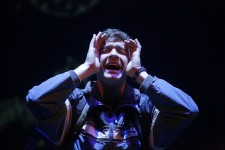 у виставі Дивний випадок із собакою у нічний час 