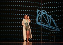 у виставі Дивний випадок із собакою у нічний час 